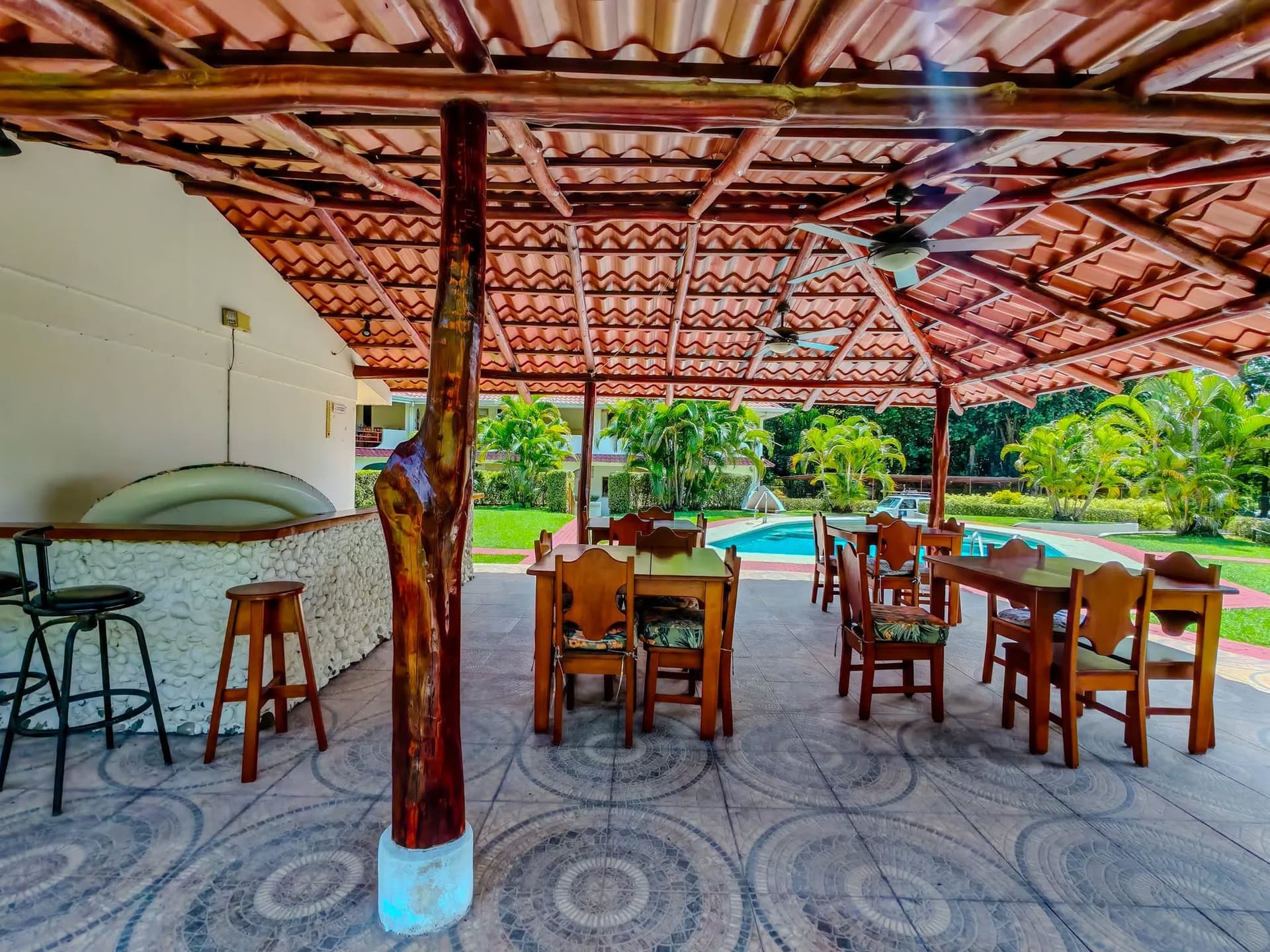 Coin salon Rancho extérieur espace extérieur couvert avec coin salon condo Las Palmeras