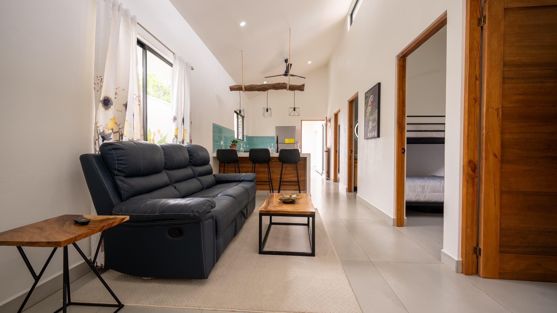 Séjour moderne Villa Serenidad intérieur de salon moderne à l’intérieur de la maison Villa Serenidad, Samara, Costa Rica