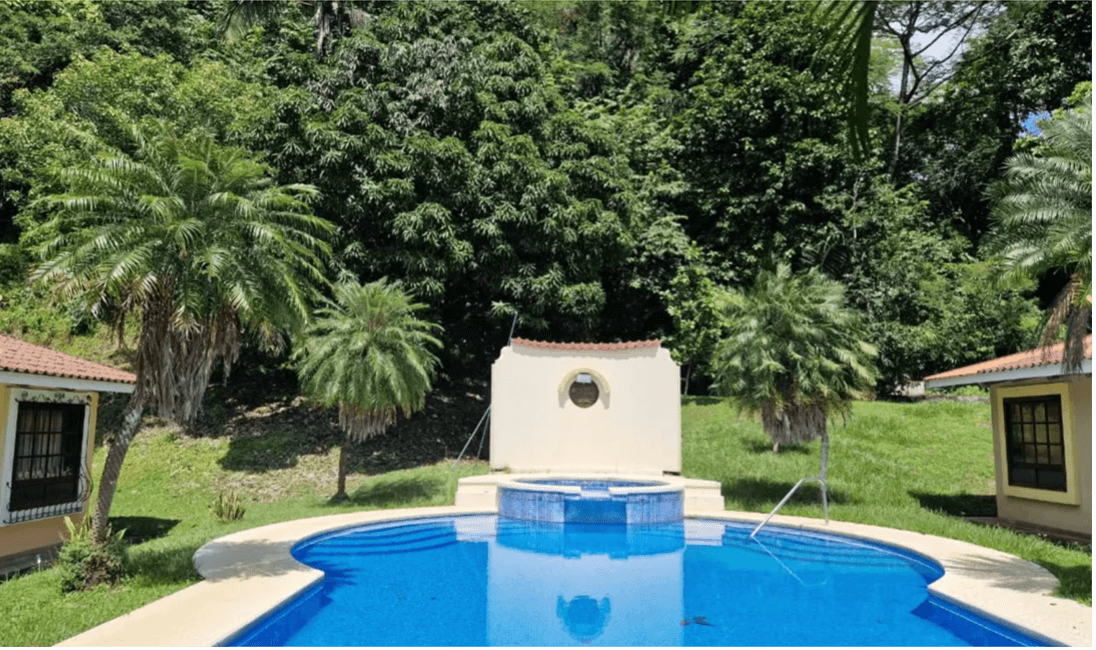Façade avant de l'espace piscine de la Villa Espanola Villa espagnole - Espace piscine - Façade