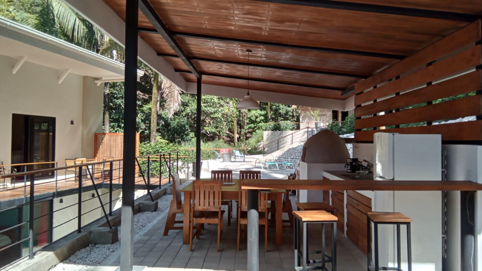 Espace repas extérieur de style rancho Samara Villa salle à manger extérieure de type rancho dans une villa jungle à vendre à Samara, Costa Rica