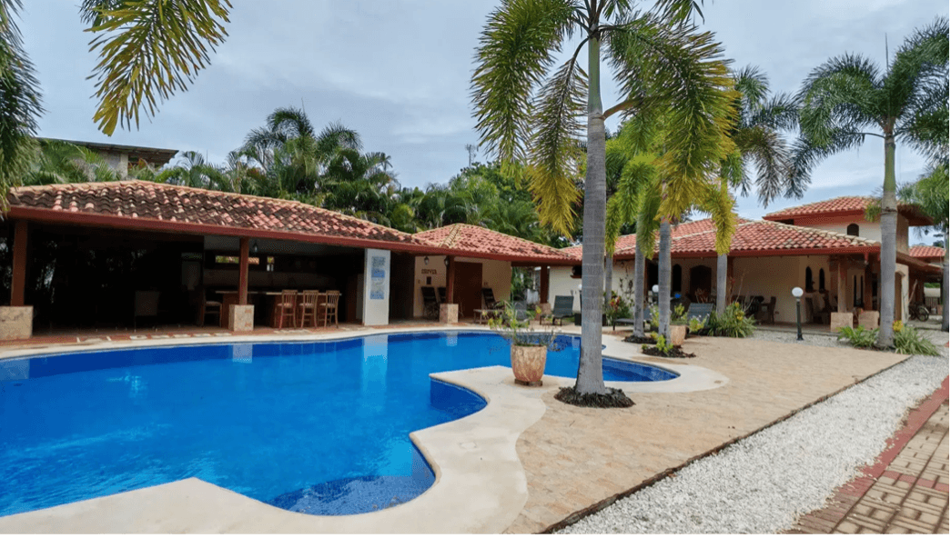 Villa communautaire avec vue sur la piscine et la rivière villa samara costa rica avec piscine communautaire et rivière