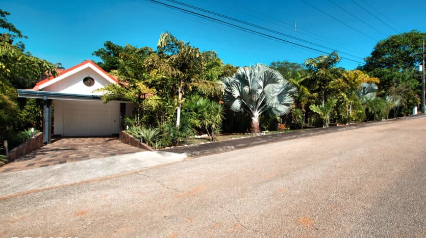 Entrée extérieure de la Villa de Palmas entrée extérieure et allée villa de palmas carrillo costa rica