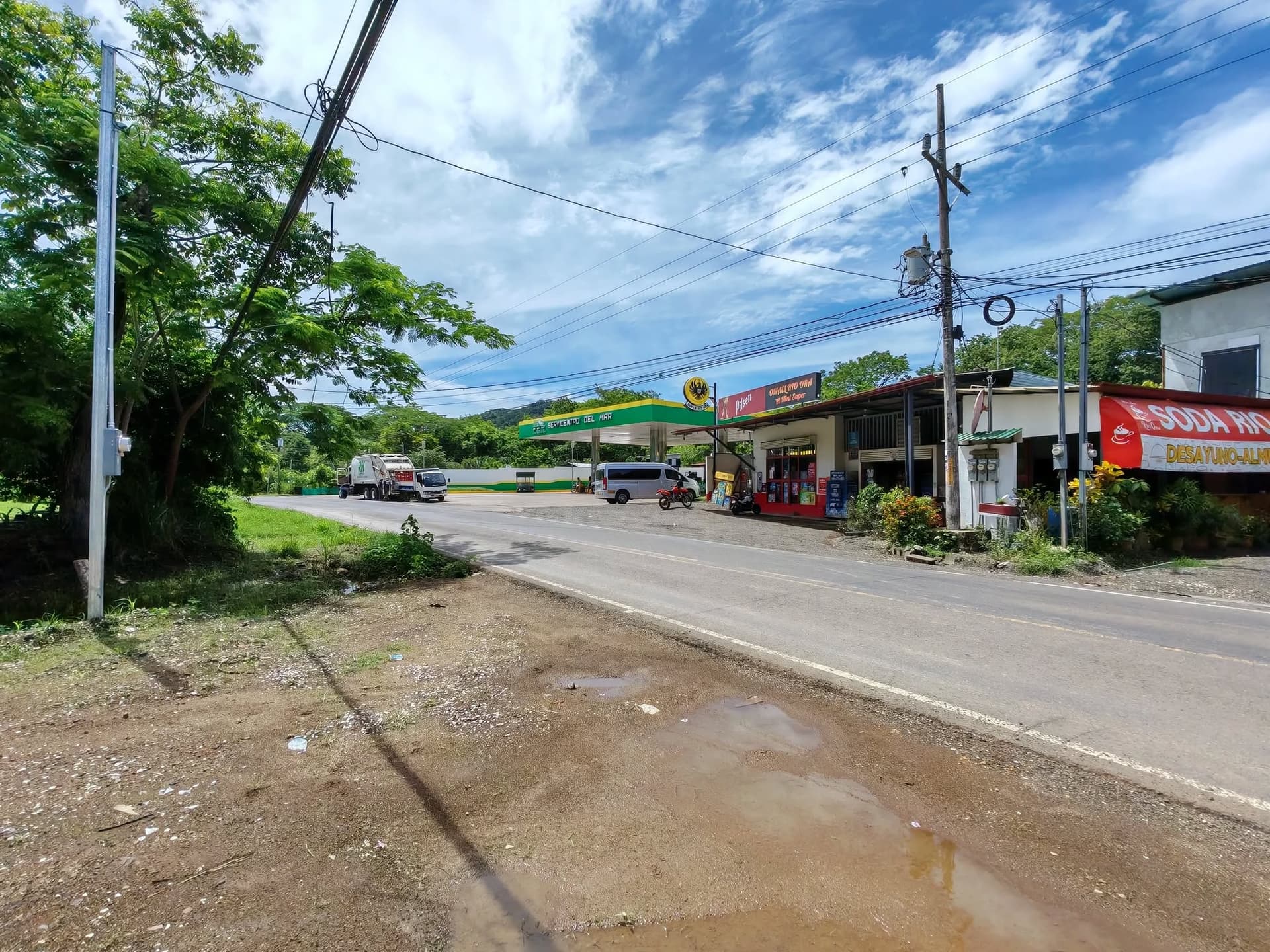 Façade sur voie publique accès par route publique devant le lot estrada
