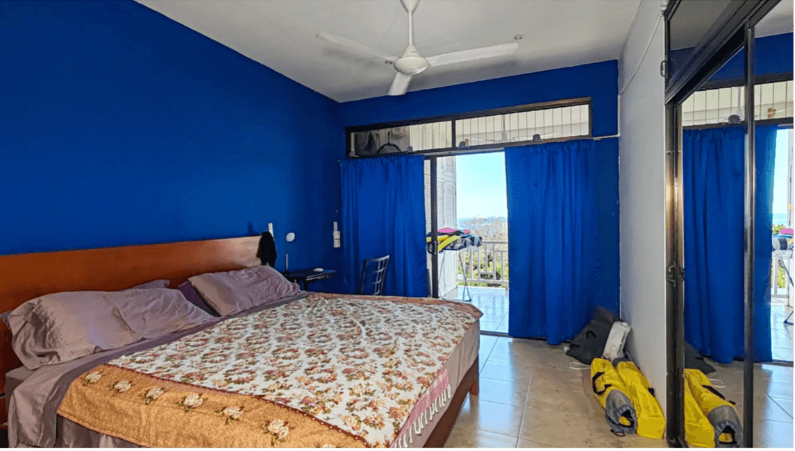 Intérieur de chambre condo avec chambre à Samara, vue sur l’océan