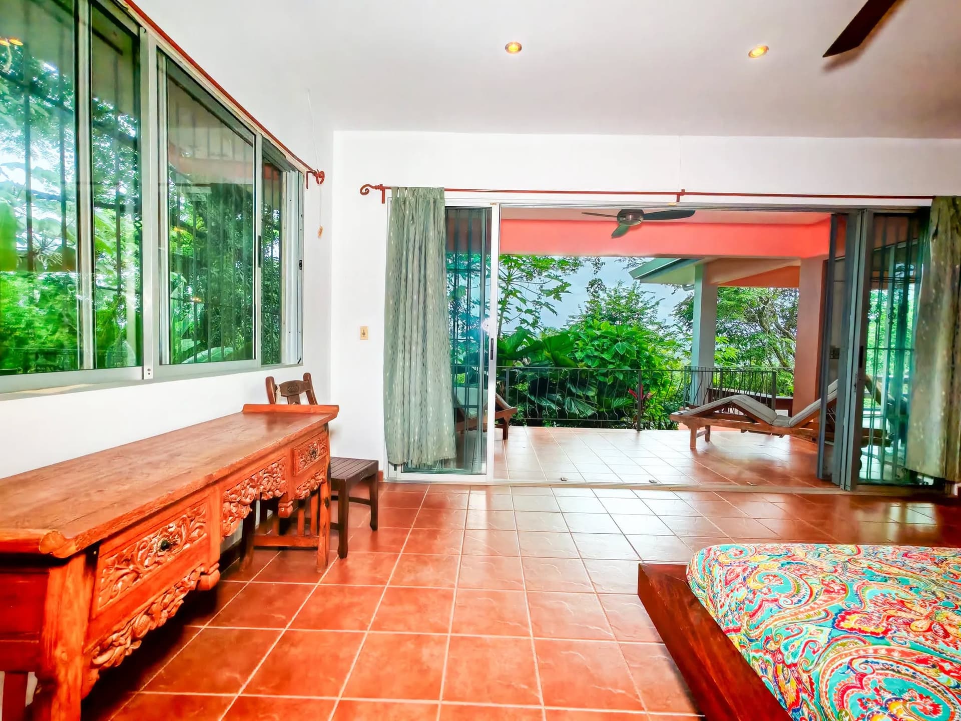 Espace de vie spacieux espace de vie tropical spacieux avec accès à la terrasse villita rose