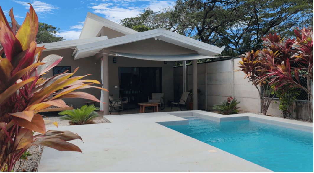 Vue de face Villa de rêve vue de face d’une maison moderne avec piscine à Samara, Costa Rica