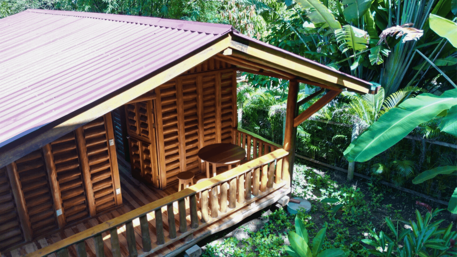 Cabane en bois avec balcon Samara Costa Rica vue du balcon depuis une cabane en bois dans la jungle cabañas el descanso samara