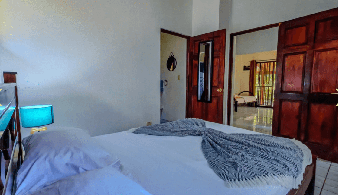 Acogedora habitación de invitados dormitorio amueblado en lodge de la jungla