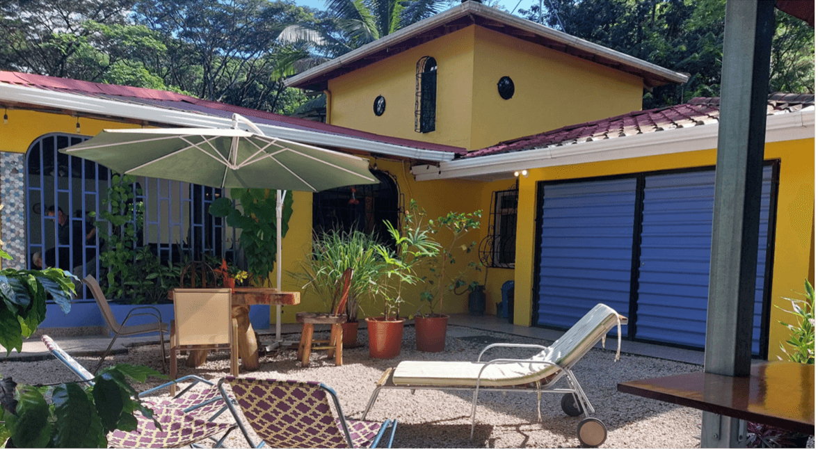 villa chill chill extérieur samara costa rica terrasse area villa chill chill tropical