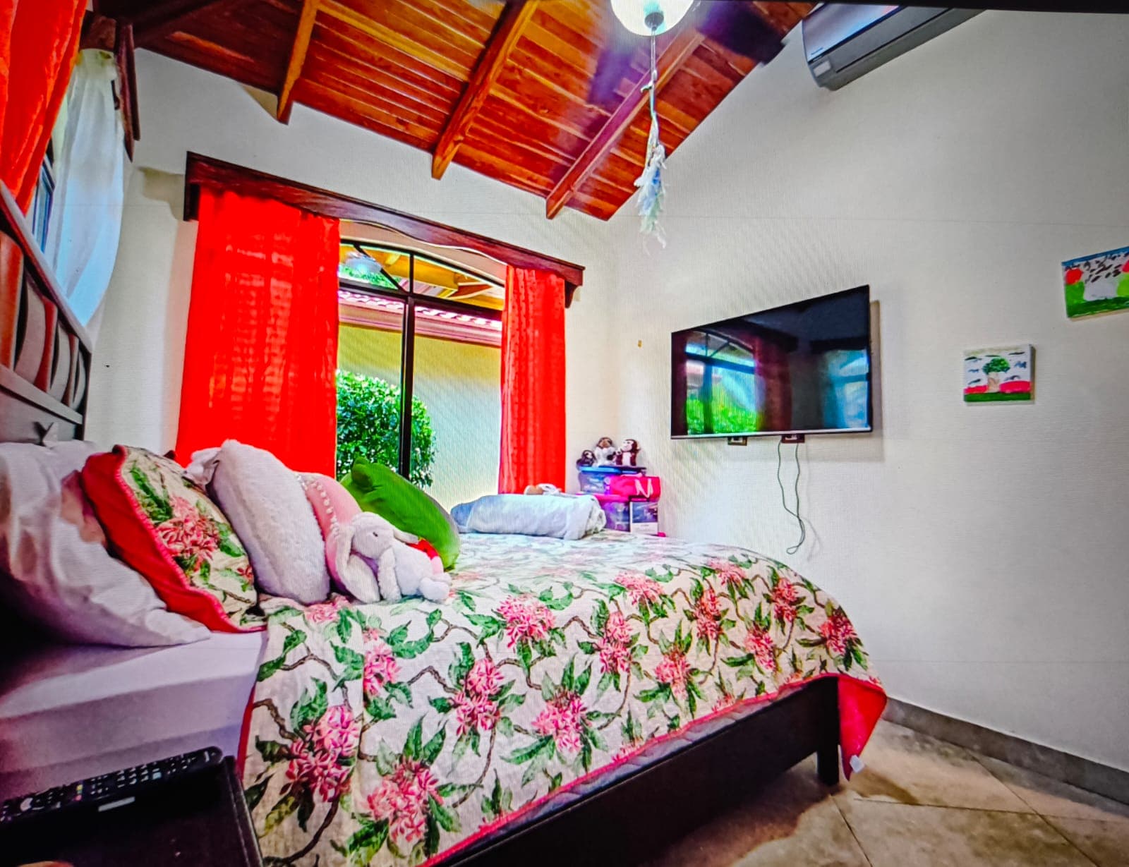 Intérieur de la chambre Villa Serenity intérieur de chambre avec lumière naturelle sérénité de villa