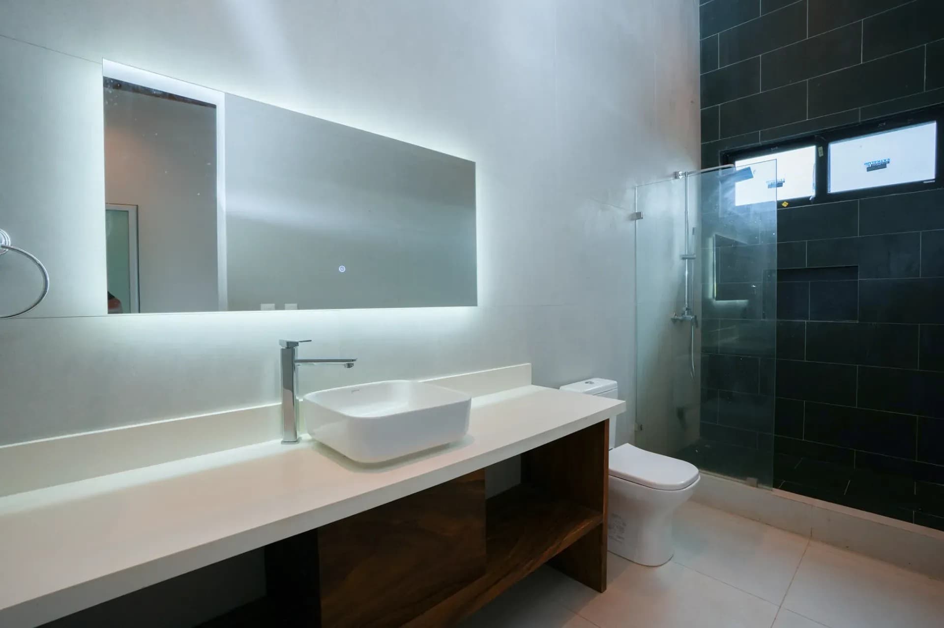 Intérieur de salle de bains moderne salle de bains moderne avec miroir et lavabo villa eternal