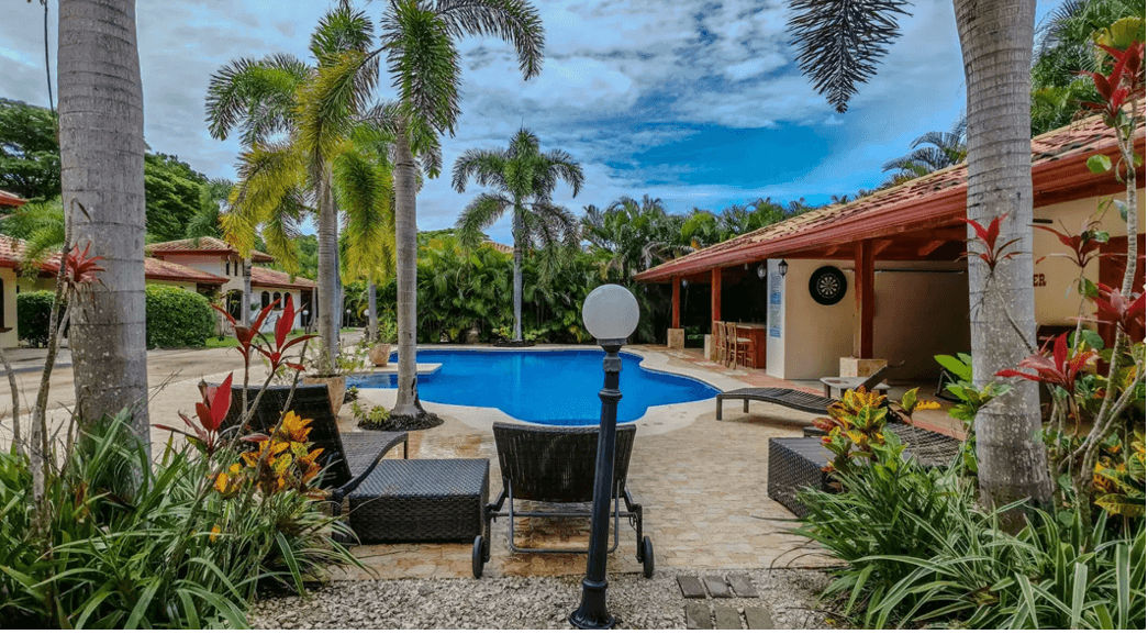 Villa avec jardin, piscine et accès à la rivière jardin et espace piscine casas del rio samara costa rica