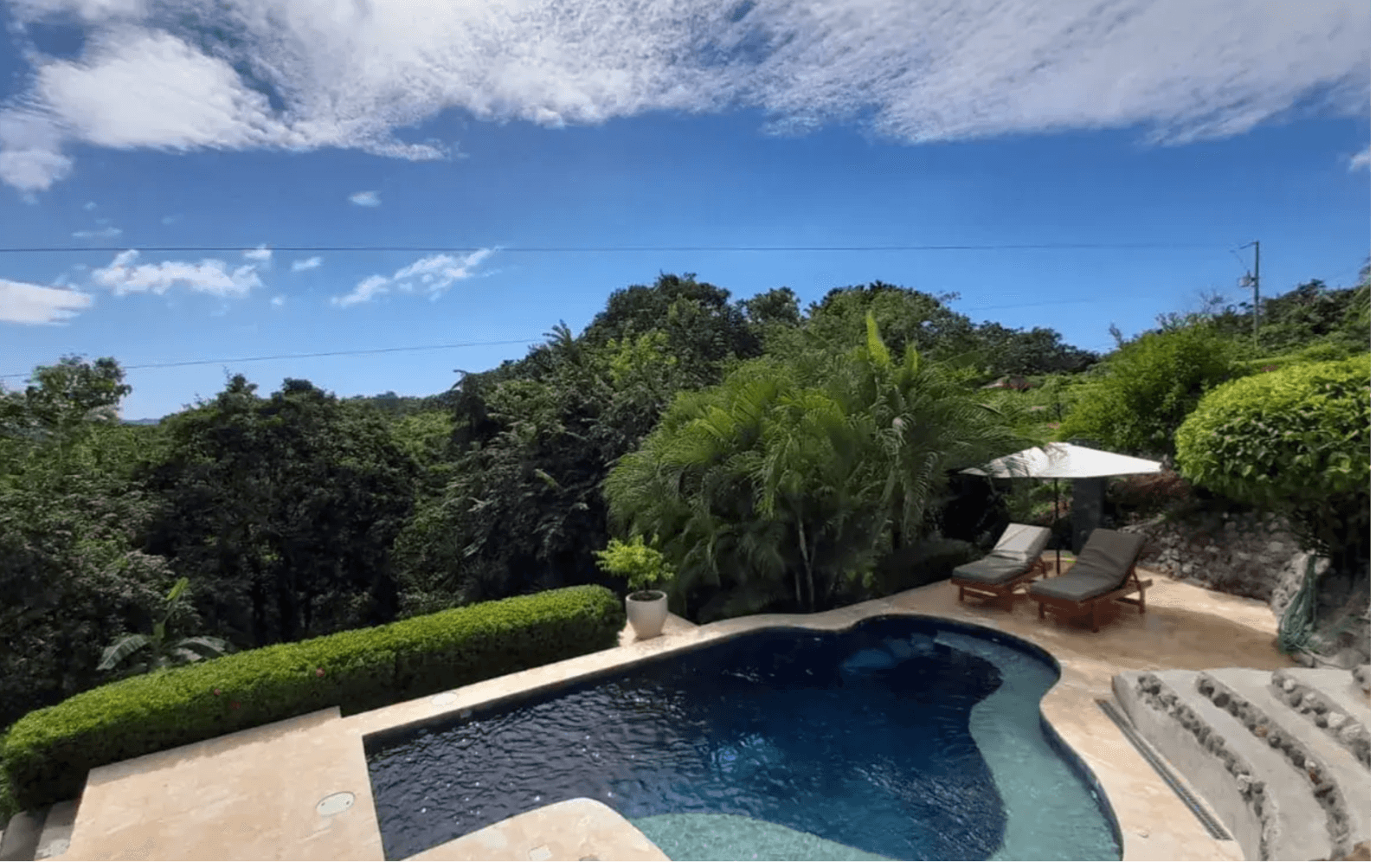Villa Diamond Mountain avec vue sur la piscine en hauteur piscine surélevée avec vue sur la jungle et l’océan samara costa rica