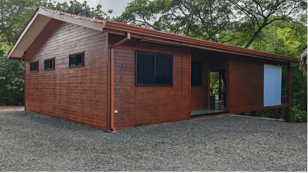 Vue latérale Villa verte dans la jungle vue de cote maison en bois jungle samara costa rica