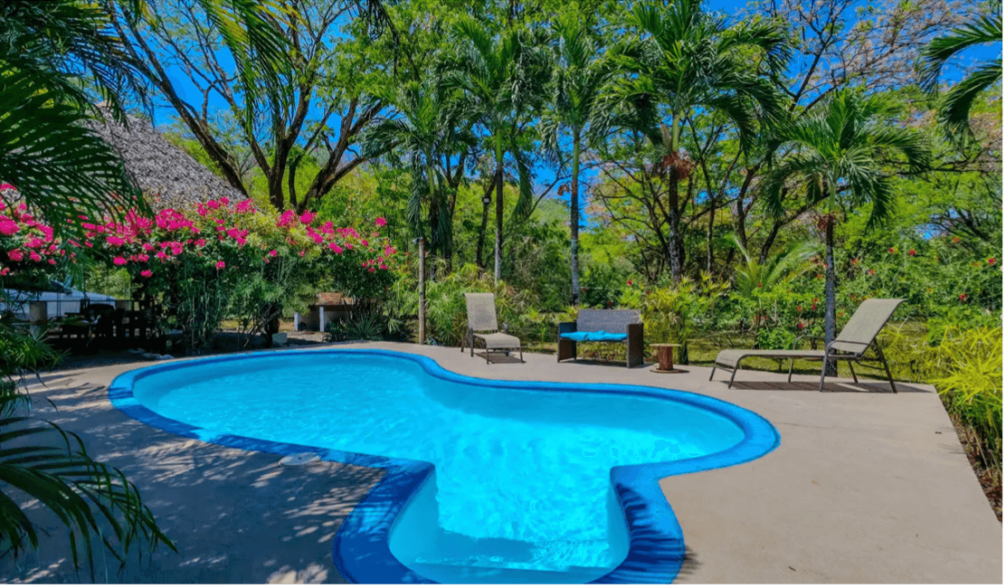 Piscina tropical en Jungle Lodge lodge en la selva piscina samara costa rica