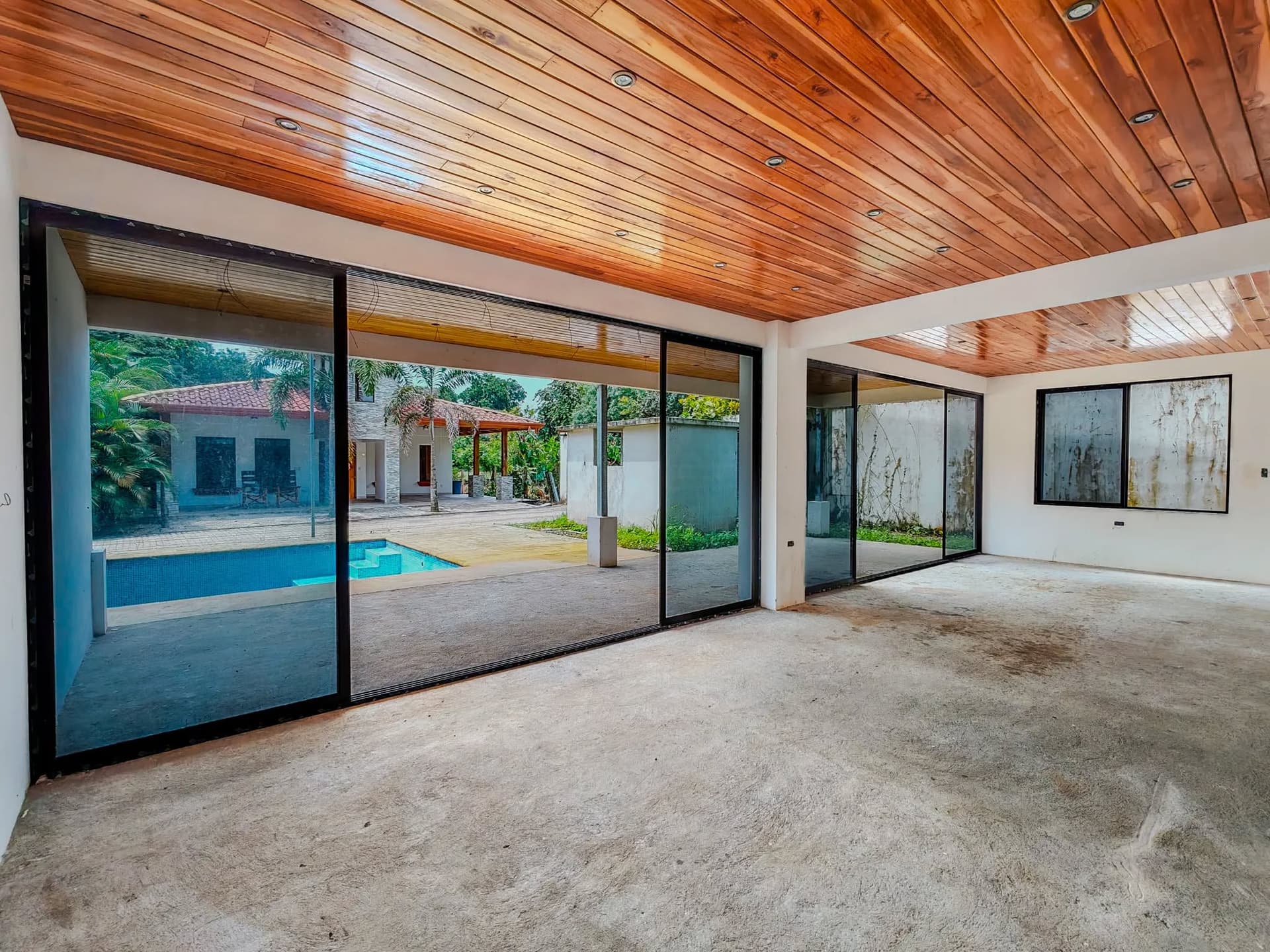 Espace de vie intérieur espace de vie intérieur ouvert avec accès à la piscine appartements Samara