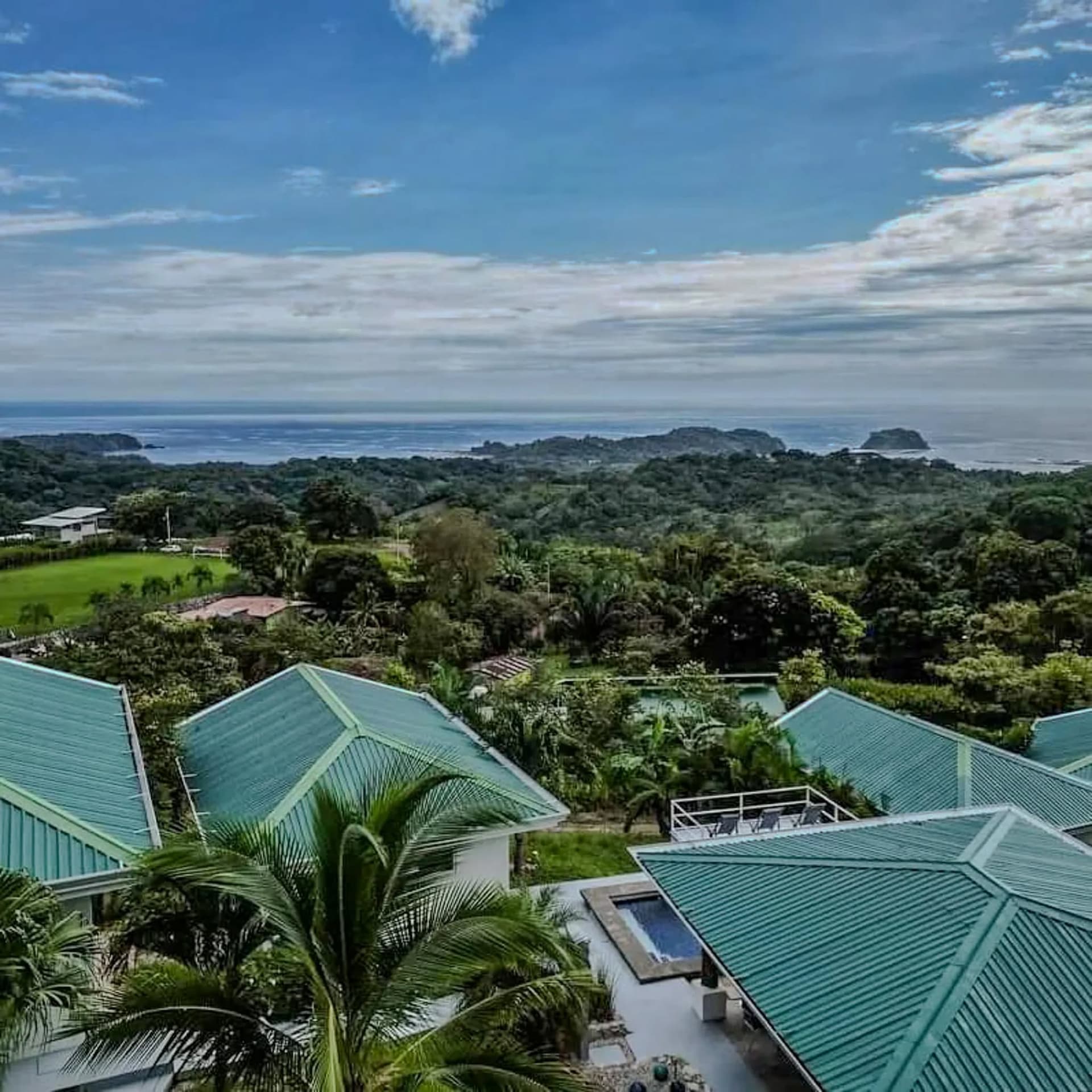 Vue sur l’océan depuis la propriété vue sur l’océan depuis Infinity Retreat surplombant Samara